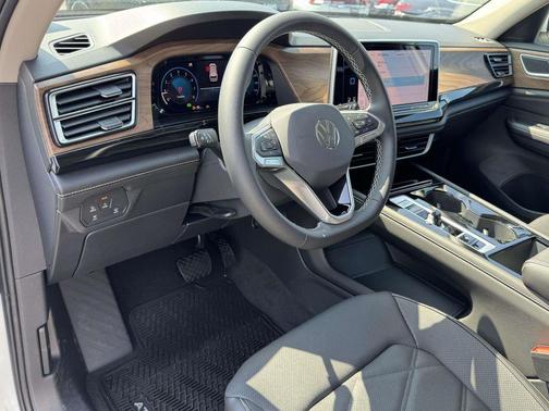 White Pearl 2026 Volkswagen Atlas 2.0T SE w/Technology 4MOTION