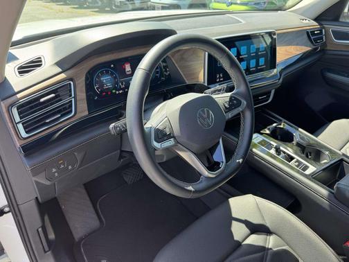 Pure White 2024 Volkswagen Atlas 2.0T SE w/Technology 4MOTION
