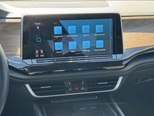 Pure White 2024 Volkswagen Atlas 2.0T SE w/Technology 4MOTION