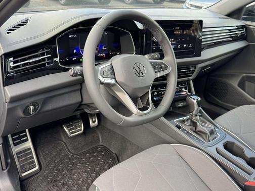 Deep Black Pearl 2026 Volkswagen Jetta 1.4T S