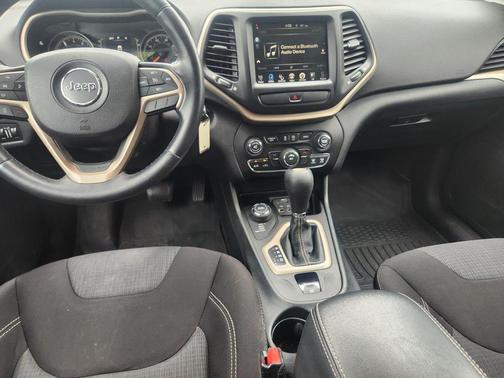 Brilliant Black Crystal Pearlcoat 2015 Jeep Cherokee Latitude