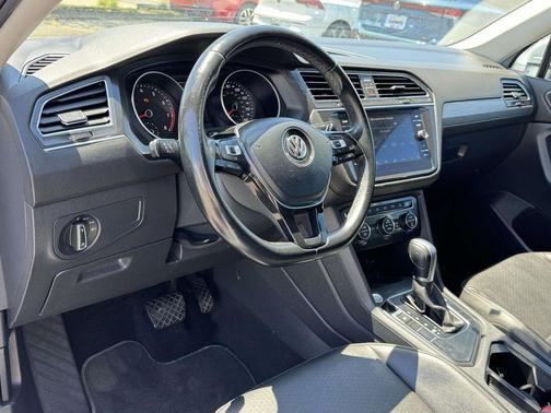 White Silver 2018 Volkswagen Tiguan 2.0T SE