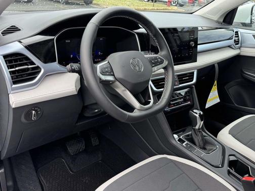 Pure White 2026 Volkswagen Taos SE