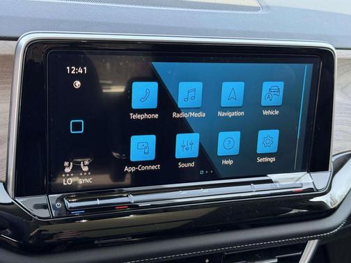 White Pearl 2026 Volkswagen Atlas 2.0T SE w/Technology