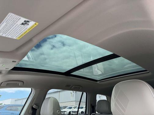 White Pearl 2026 Volkswagen Atlas 2.0T SEL Premium R-Line 4MOTION