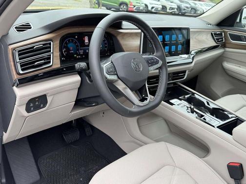 White Pearl 2026 Volkswagen Atlas 2.0T SE w/Technology