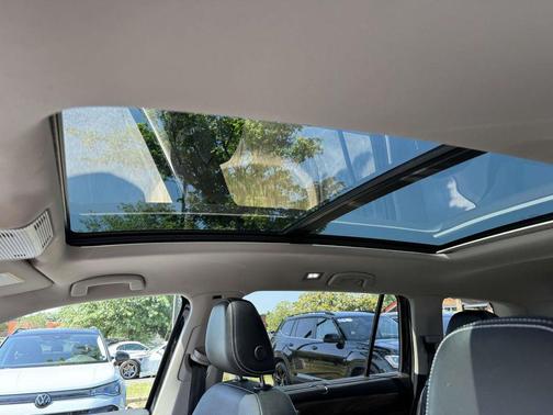 Deep Black Pearl 2024 Volkswagen Atlas 2.0T SE w/Technology 4MOTION