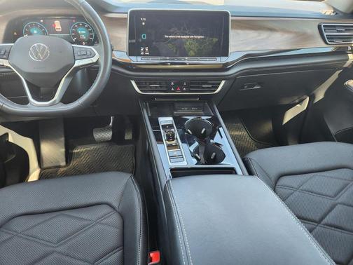 Deep Black Pearl 2024 Volkswagen Atlas 2.0T SE w/Technology 4MOTION
