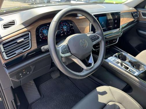 Deep Black Pearl 2024 Volkswagen Atlas 2.0T SE w/Technology 4MOTION