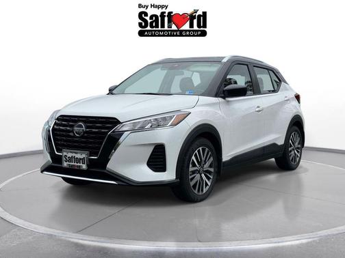 Aspen White Tricoat/Super Black 2022 Nissan Kicks SV