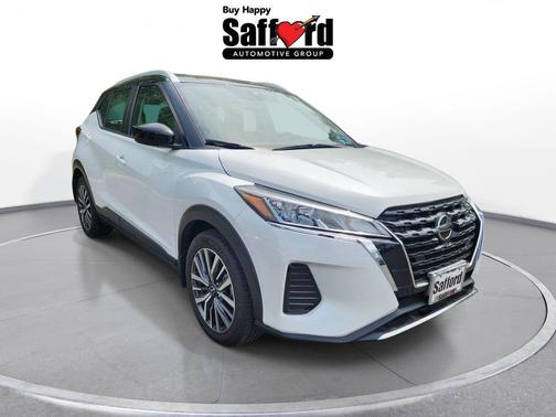 Aspen White Tricoat/Super Black 2022 Nissan Kicks SV