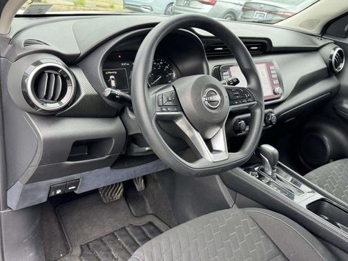 Aspen White Tricoat/Super Black 2022 Nissan Kicks SV