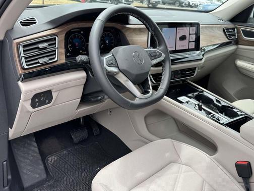 White Pearl 2026 Volkswagen Atlas 2.0T SE w/Technology 4MOTION