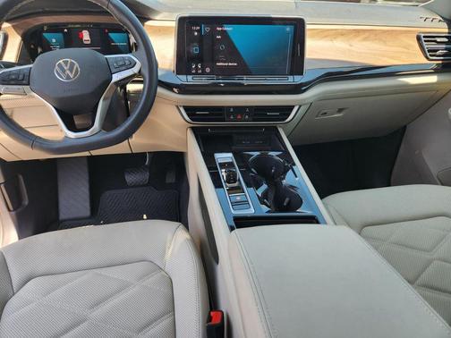 Pure White 2024 Volkswagen Atlas 2.0T SE w/Technology 4MOTION