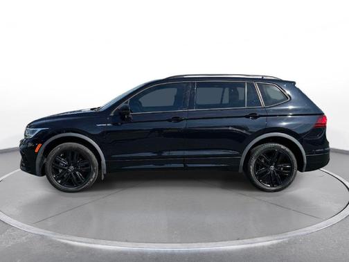 Deep Black Pearl Effect 2022 Volkswagen Tiguan 2.0T SE R-Line Black