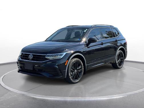 Deep Black Pearl Effect 2022 Volkswagen Tiguan 2.0T SE R-Line Black