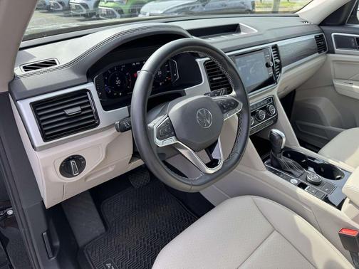 Deep Black 2023 Volkswagen Atlas 3.6L SE w/Technology