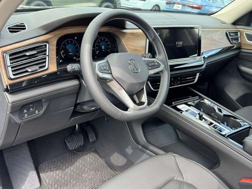 Deep Black Pearl 2026 Volkswagen Atlas 2.0T SE w/Technology 4MOTION