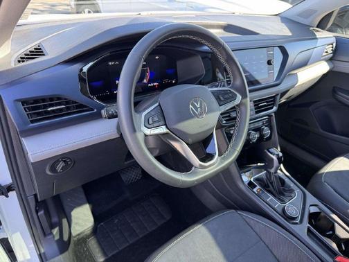 Pure White / Black Roof 2024 Volkswagen Taos 1.5T SE