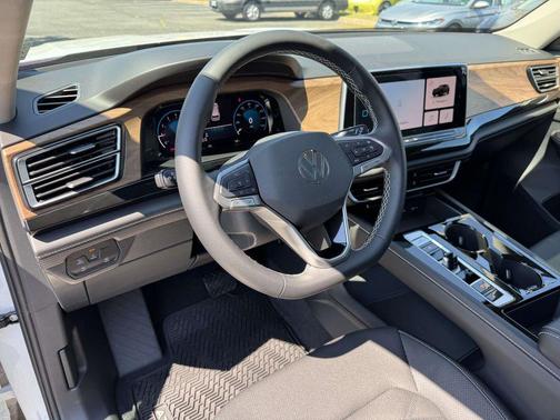White Pearl 2026 Volkswagen Atlas 2.0T SE w/Technology 4MOTION