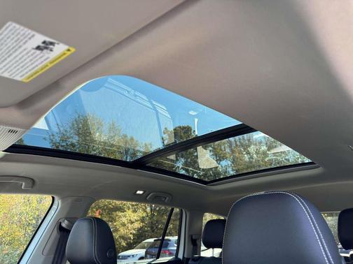 White Pearl 2026 Volkswagen Atlas 2.0T SE w/Technology 4MOTION