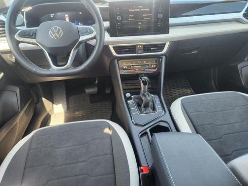 Pyrite Silver Metallic 2025 Volkswagen Taos 1.5T SE