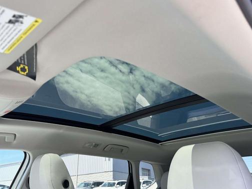 Pure White 2026 Volkswagen Taos 1.5T SE