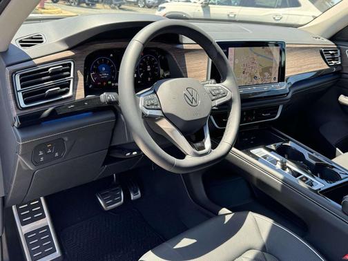 White Pearl 2026 Volkswagen Atlas 2.0T SEL Premium R-Line 4MOTION