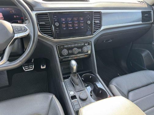 Deep Black Pearl Effect 2023 Volkswagen Atlas 3.6L SEL Premium R-Line