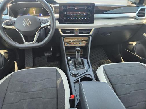 Platinum Gray Metallic 2025 Volkswagen Taos 1.5T SE