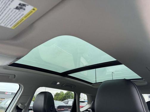 Pure White 2023 Volkswagen Taos 1.5T SE