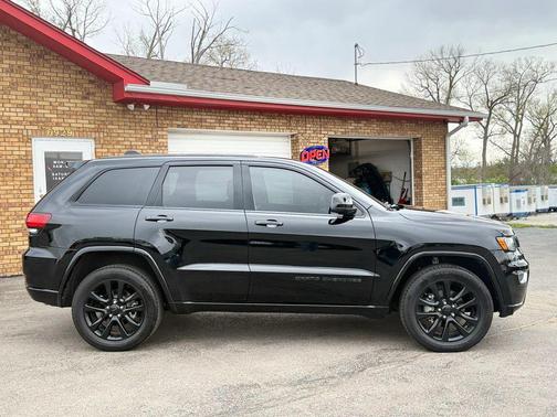 Diamond Black Crystal Pearlcoat 2020 Jeep Grand Cherokee Altitude