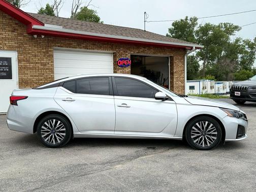 Brilliant Silver Metallic 2023 Nissan Altima 2.5 SV