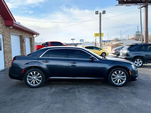2017 Chrysler 300 Limited