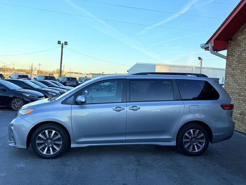 2020 Toyota Sienna XLE Premium