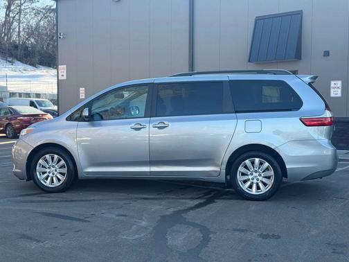 2017 Toyota Sienna XLE