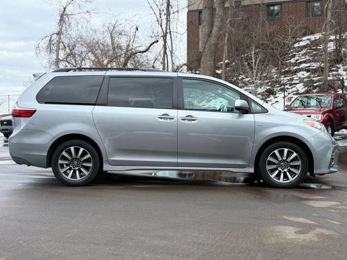 2018 Toyota Sienna XLE