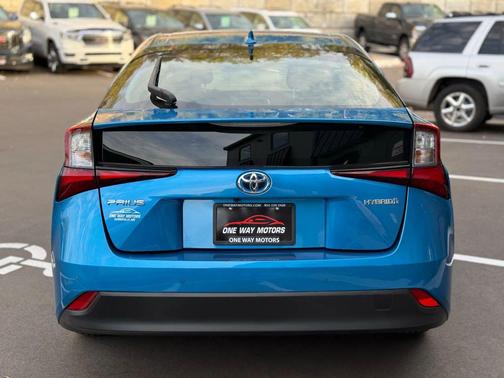 2022 Toyota Prius LE