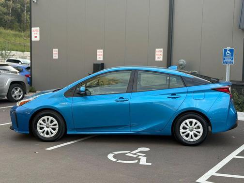 2022 Toyota Prius LE