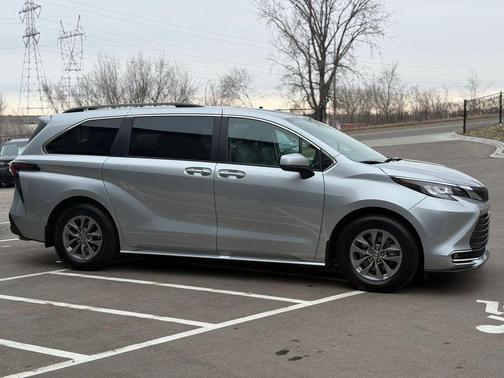 2023 Toyota Sienna XLE