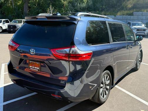 2020 Toyota Sienna XLE