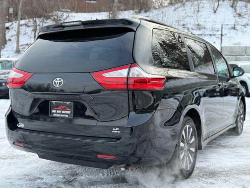 2019 Toyota Sienna LE