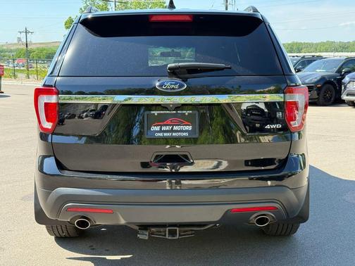 Black 2017 Ford Explorer sport