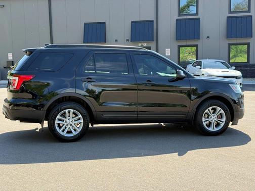 Black 2017 Ford Explorer sport