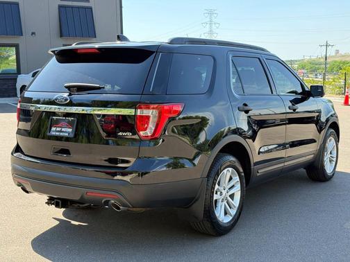 Black 2017 Ford Explorer sport