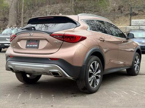 2017 INFINITI QX30 Premium