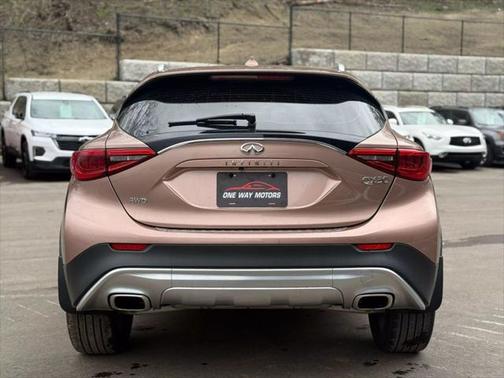 2017 INFINITI QX30 Premium