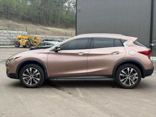 2017 INFINITI QX30 Premium