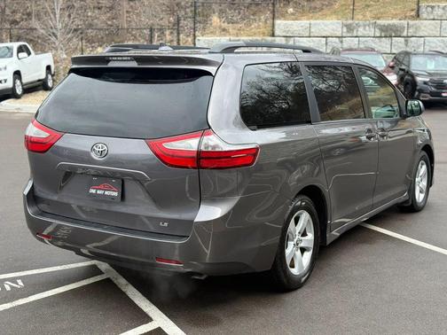 2019 Toyota Sienna LE