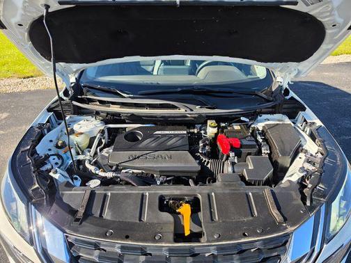 Pearl White Tricoat/Super Black 2023 Nissan Rogue SL